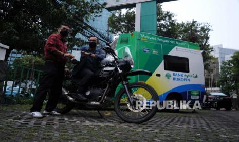 Direktur Manajemen Resiko dan Kepatuhan Bank Syariah Bukopin Adil Syahputra (kiri), Ketua Komunitas Motor Royal Enfield Donny Hendaris menyerahkan Wakaf Alquran di Jakarta, Jumat (26/3). Penyebaran 1000 Alquran melalui komunitas disalurkan untuk Masjid dan Pesantren yang berada di Provinsi Lampung dan Jambi sekaligus bertepatan datangnya bulan suci ramadhan 1442H Foto: Tahta Aidilla/ Republika.