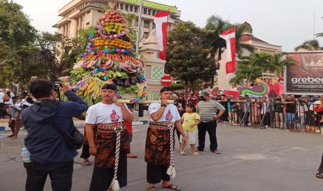 Ribuan Warga Ponorogo Berebut Buceng Purak saat Grebeg Suro, Apa Manfaatnya?