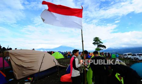 Pendaki mendirikan tenda di tempat wisata Bukit Tirai Embun di Danau Tinggi, Gunung Kerinci, Kerinci, Jambi, Ahad (15/11/2020). Tempat wisata yang menawarkan panorama Gunung Kerinci, hamparan rawa dan gugusan perbukitan Danau Gunung Tujuh dan sempat ditutup akibat pandemi COVID-19 beberapa waktu lalu itu kembali dipadati pengunjung tanpa penerapan protokol kesehatan yang ketat. 