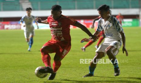 Pemain asing Bali United FC, Eber Bessa (Kiri). 