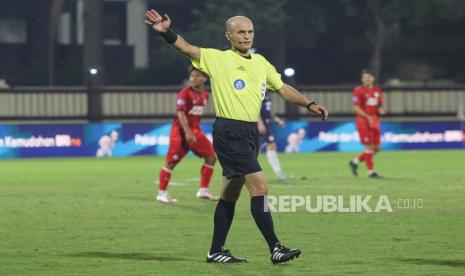 Wasit asing Adham Mohammad Tumah asal Yordania memimpin laga Semen Padang melawan Borneo FC di Stadion STIK, Jakarta, Senin (12/8/2024). PT LIB dan PSSI menyiapkan wasit asing untuk bertugas pada pertandingan BRI Liga 1 2024/2025 yang nantinya hanya ada satu wasit asing di setiap bulannya untuk menaikkan mutu liga di level Asia dan ASEAN. 