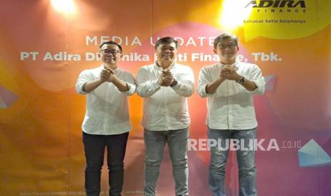 Jajaran manajemen direksi Adira Finance saat konferensi pers di Jakarta, Jumat (10/2/2023).