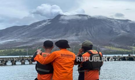 Badan Pencarian dan Pertolongan Nasional (BASARNAS) mengamati letusan Gunung Ruang di Tagulandang, Kamis (18/4/2024). 