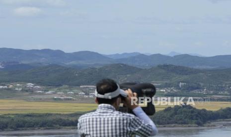  Seorang pengunjung melihat sisi Korea Utara dari Pos Pengamatan Unifikasi di Paju, Korea Selatan, dekat perbatasan dengan Korea Utara, Minggu, 26 September 2021. Adik kuat pemimpin Korea Utara Kim Jong Un mengatakan Sabtu bahwa negaranya akan mengambil langkah-langkah untuk memperbaiki hubungan dengan Korea Selatan, dan bahkan mungkin membahas pertemuan puncak lain antara para pemimpin mereka, jika Selatan menghentikan apa yang dia sebut sebagai permusuhan dan standar ganda.