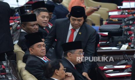 Anggota dewan Alfiansyah atau komeng saat sidang awal masa jabatan anggota MPR/DPR/DPD RI Periode 2024-2029 di Ruang Sidang Paripurna, Kompleks Parlemen, Senayan, Selasa (1/10/2024). Sidang awal masa jabatan anggota MPR/DPR/DPD RI Periode 2024-2029 tersebut beragenda pembacaan sumpah atau janji anggota MPR/DPR/DPD RI  Periode 2024-2029. Sebanyak 580 anggota DPR dan 152 anggota DPD resmi dilantik dan diambil sumpah jabatannya untuk masa bakti 2024-2029.