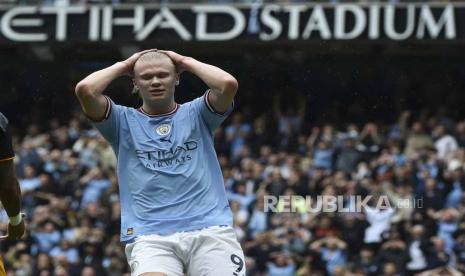 Penyerang Manchester City Erling Haaland kecewa setelah kehilangan kesempatan untuk mencetak gol pada pertandingan sepak bola Liga Primer Inggris antara Manchester City dan Leeds United di Stadion Etihad di Manchester, Inggris, Sabtu (6/5/2023).