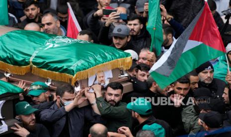 Para pelayat membawa peti mati wakil pemimpin Hamas Saleh al-Arouri saat pemakamannya di Beirut, Lebanon, Kamis (4/1/2024). Saleh al-Arouri tewas dalam serangan drone Israel. Dua komandan Brigade Al Qassam, Samir Effendi dan Azzam Al-Aqraa juga tewas dalam serangan itu.