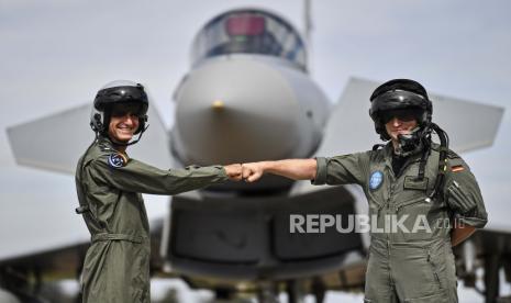  Sekitar 100 petugas dari unit rahasia Angkatan Udara Israel mengancam akan menghentikan dinas militer, jika pemerintah melanjutkan reformasi peradilan. 