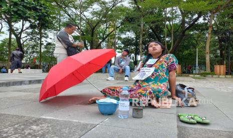 Sejumlah warga mengikuti lomba melamun di pelataran Gedung Creative Centre kota Tasikmalaya, Jawa Barat,Senin (27/2/2023). 