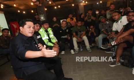  Ketua Umum PSSI Erick Thohir (kiri) berbincang dengan sejumlah suporter Persebaya Surabaya di Warung Kopi (Warkop) Pitulikur, Surabaya, Jawa Timur, Jumat (3/3/2023). Kehadirannya untuk mendengarkan aspirasi dari suporter Persebaya Surabaya tentang persepakbolaan. 