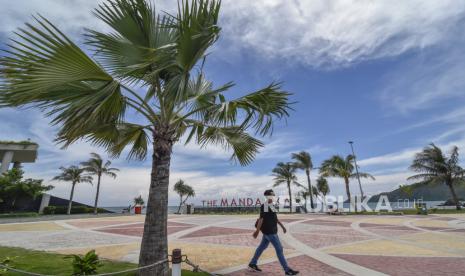 Pengunjung berada di kawasan destinasi pariwisata super prioritas (DPSP) The Mandalika, Praya, Lombok Tengah, NTB, Selasa (2/2/2021). Kementerian Pekerjaan Umum dan Perumahan Rakyat di tahun 2021 menyiapkan anggaran sebesar Rp3,51 triliun untuk membangun lima kawasan strategis pariwisata nasional (KSPN) atau destinasi pariwisata super prioritas (DPSP) masing-masing untuk Danau Toba sebesar Rp809,1 miliar, Borobudur Rp964,8 miliar, Mandalika Rp831,5 miliar, Labuan Bajo Rp529,4 miliar dan Manado-Bitung-Likupang Rp384,8 miliar.