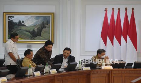 Menko Maritim dan Investasi Luhut Binsar Pandjaitan (kedua kanan) berbincang dengan Menparekraf Sandiaga Uno (kiri), Mendagri Tito Karnavian (kedua kiri), Menteri BUMN Erick Thohir (tengah) dan Menko Perekonomian Airlangga Hartarto (kanan) sebelum mengikuti rapat terbatas di Kantor Presiden, Jakarta. Erick, Sandiaga, dan Airlangga di antara menteri di Kabinet Indonesia Maju yang digadang-gadang akan menjadi cawapres di Pilpres 2024. (ilustrasi)