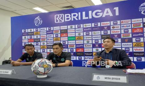 Pelatih PSS Sleman Seto Nurdiyantoro didampingi para pemainnya memberikan keterangan pers. 