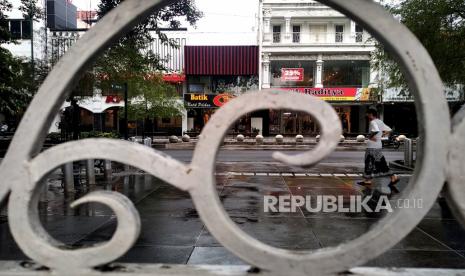 Pengunjung berjalan-jalan di Malioboro, Yogyakarta beberapa waktu lalu.