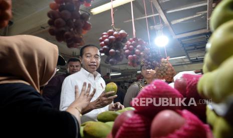 Presiden Joko Widodo melihat kios buah saat mengunjungi Pasar Sanggam Adji Dilayas, Kabupaten Berau, Kalimantan Timur, Kamis (26/9/2024). 