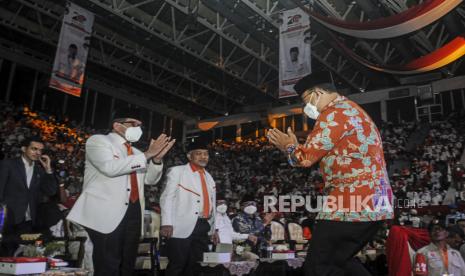 Presiden PKS Ahmad Syaikhu (tengah) bersama Ketua Majelis Syuro PKS Salim Assegaf Al Jufri (kiri) dan Gubernur DKI Jakarta Anies Baswedan (kanan) bersalaman saat menghadiri Milad ke-20 PKS di Istora Senayan, Jakarta, Ahad (29/5/2022). Milad ke-20 PKS yang dihadiri oleh ribuan anggota simpatisan PKS, ketua umum partai dan tokoh-tokoh nasional itu bertemakan Kolaborasi Melayani Indonesia. Republika/Putra M. Akbar 