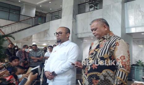 Kepala Pusat Pelaporan dan Analisis Transaksi Keuangan (PPATK) Ivan Yustiavandana (kiri) bersama Irjen Kementerian Keuangan Awan Nurmawan (kanan) menemui awak media usai menggelar pertemuan di Kantor Pusat Kementerian Keuangan, Selasa (14/3/2023). 