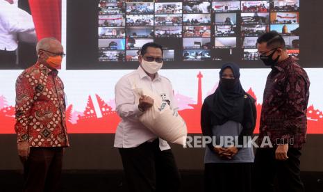 Dirut Perum BULOG Budi Waseso (dua kiri) didampingi Mensos Juliari Batubara (kanan) dan Deputi Bidang Koordinasi Peningkatan Kesejahteraan Sosial Kemenko PMK Tubagus Achmad Choesni (kiri) memberikan bantuan kepada perwakilan penerima saat peluncuran program bantuan sosial beras di Komplek Gudang BULOG, Jakarta, Rabu (2/9). Kemensos dan perum BULOG meluncurkan program bantuan sosial beras kepada 10 juta keluarga penerima manfaat program keluarga harapan (KPM-PKH) di seluruh Indonesia, termasuk keluarga petani yang terkena dampak covid-19 untuk masa waktu Agustus- Oktober 2020.Prayogi/Republika 