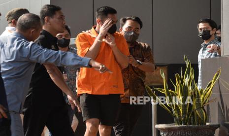 Pelaku tindak penganiayaan terhadap David Ozora, Mario Dandy Satriyo tiba di Gedung Kejaksaan Negeri Jakarta Selatan, Jumat (26/5/2023). Polda Metro Jaya memastikan Mario Dandy dan Shane Lukas sehat untuk segera disidang.