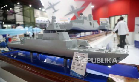 Replika kapal Fast Attack Craft Missile 60 Meter New Version buatan PT PAL Indonesia saat Indo Defence 2022 di Jakarta, Indonesia, 02 November 2022. 