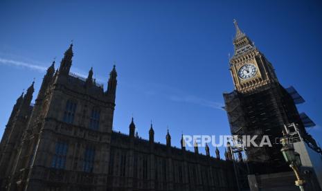  Pemandangan Menara Elizabeth di Gedung Parlemen di London, Inggris, 14 Januari 2022. 