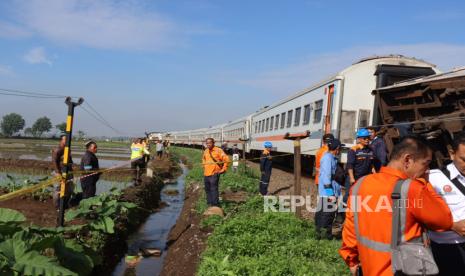 Petugas SAR melakukan proses evakuasi kecelakaan KA Turangga dan KA lokal di petak Jalan Cicalengka-Haurpugur Kabupaten Bandung, Jumat (5/1/2024).