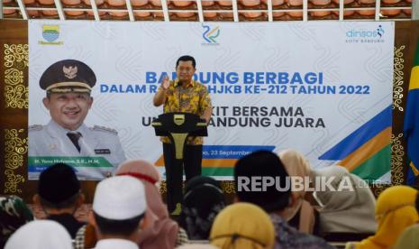 Sekretaris Daerah (Sekda) Kota Bandung Ema Sumarna menyampaikan sambutan saat acara Bandung Berbagi dalam rangka Hari Jadi Kota Bandung (HJKB) ke-212, di Pendopo Kota Bandung, Jumat (23/9). Program berbagi tersebut sebagai bentuk kepedulian Pemkot Bandung kepada warga yang membutuhkan. Ribuan paket sembako didistribusikan kepada penerima manfaat yang terdiri dari yatim dan duafa di Kota Bandung.