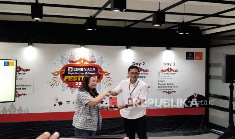 Head of Digital Banking, Branchless and Partnership CIMB Niaga, Lusiana Saleh (kiri) dalam kegiatan Digital Lounge @Campus Festival 2024 di FEB UGM, Kabupaten Sleman, DIY, Selasa (4/6/2024).//  