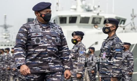 Kata KSAL Soal Paham Komunis Susupi TNI. Foto: Kepala Staf Angkatan Laut (KSAL) Laksamana TNI Yudo Margono (kiri) menginspeksi pasukan saat upacara pelepasan Ekspedisi Jala Citra 1 Aurora 2021 di Dermaga Pondok Dayung, Koarmada 1, Tanjung Priok, Jakarta Utara, Selasa (3/8/2021). Kegiatan tersebut merupakan rangkaian memperingati 100 tahun Hari Hidrografi Dunia untuk mengungkap lebih dalam keberadaan laut Halmahera dan sekitarnya sehingga dapat mewujudkan Indonesia sebagai poros maritim dunia. 