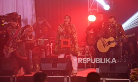 Grup band Kotak. Soundtrack film Satria Dewa Gatotkaca memakai lagu Hantam! dari band Kotak.