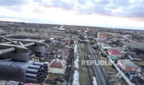 Gambar ini diambil dari video yang dirilis oleh Layanan Pers Kementerian Pertahanan Rusia pada Selasa, 1 Maret 2022, menunjukkan pemandangan dari jendela helikopter militer Rusia saat terbang di atas lokasi yang dirahasiakan di Ukraina.