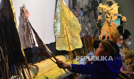 Dalang cilik Jadug Wisnu Satoto memainkan wayang kulit dengan lakon Gatotkaca Winisudo di Kudus, Jawa Tengah, Selasa (14/9/2021). Pagelaran wayang kulit dengan dalang cilik yang disiarkan secara daring oleh Dinas Kebudayaan dan Pariwisata setempat itu guna mengapresiasi serta mendorong regenerasi pelaku kesenian tradisional wayang kulit. 