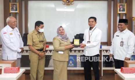 Tim Audit Syariah Kementerian Agama (Kemenag) RI melakukan audit syariah atas pengelolaan dana zakat, infak, sedekah dan dana sosial pada Badan Amal Zakat Nasional (Baznas) Sleman di Ruang Rapat Sembada Kantor Sekretariat Daerah Sleman, Senin (12/6).  