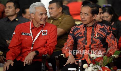 Bakal Calon Presiden Ganjar Pranowo berbincang dengan Presiden Joko Widodo saat menghadri pembukaan Rakernas IV PDIP di JIExpo Kemayoran, Jakarta, Jumat (29/9/2023). Rakernas IV PDIP tersebut mengangkat tema Kedaulatan Pangan Untuk Kesejahteraan Rakyat Indonesia. Rakernas akan berlangsung hingga Ahad (1/10/2023).