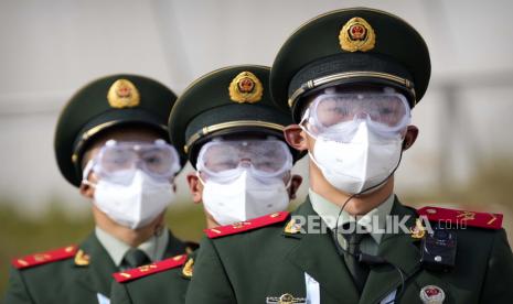  Polisi paramiliter China mengenakan kacamata dan masker wajah berbaris dalam formasi di Yanqing National Sliding Center selama perlombaan yang disetujui IBSF, acara uji untuk Olimpiade Musim Dingin 2022, di Beijing, Senin, 25 Oktober 2021. Sebuah provinsi di barat laut China sangat bergantung pada pariwisata menutup semua lokasi wisata Senin setelah menemukan kasus COVID-19 baru. Penyebaran varian delta oleh wisatawan dan kelompok wisata menjadi perhatian khusus menjelang Olimpiade Musim Dingin di Beijing pada bulan Februari. Penonton luar negeri sudah dilarang, dan peserta harus tetap berada dalam gelembung yang memisahkan mereka dari orang-orang di luar.