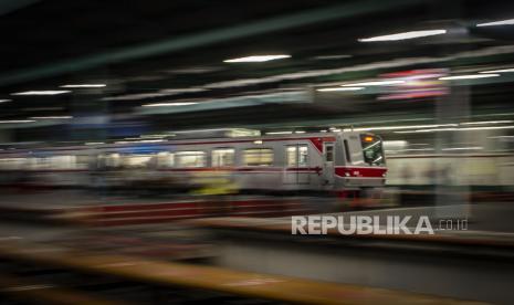 Rangkaian kereta rel listrik (KRL) melintas di Stasiun Manggarai, Jakarta, Kamis (6/5). KAI Commuter membatasi layanan operasional perjalanan KRL Commuter Line Jabodetabek mulai tanggal 6-17 Mei 2021 dengan menggeser jam operasi KRL Jabodetabek dari normalnya 04.00-22.00 WIB menjadi 04.00-20.00 WIB sementara untuk Stasiun Rangkasbitung, Citeras, Maja, dan Cikoya tidak akan melayani naik turun pengguna KRL. 