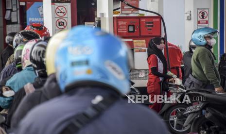 Sejumlah pengendara sepeda motor antre untuk mengisi bahan bakar minyak (BBM) di SPBU Pertamina Riau, Jalan LLRE Martadinata, Kota Bandung, Kamis (25/8/2022). Pemerintah berencana akan menaikkan harga bahan bakar minyak (BBM) subsidi pertalite dan solar dalam waktu dekat. Kenaikan harga tersebut tak lepas dari kuota BBM yang menipis dan dana subsidi membengkak Rp502 triliun dari proyeksi awal Rp170 triliun. Republika/Abdan Syakura