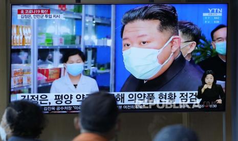  Orang-orang menonton layar TV yang menayangkan program berita yang menampilkan gambar pemimpin Korea Utara Kim Jong Un, di stasiun kereta api di Seoul, Korea Selatan, Senin, 16 Mei 2022. Kim Jong-un mengecam tanggapan pemerintahannya terhadap wabah Covid-19 sebagai tindakan belum matang. 