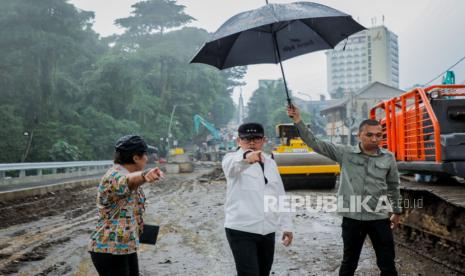 Wali Kota Bogor Bima Arya Sugiarto meninjau proses pembangunan Jembatan Otista, Kota Bogor. Pemkot Bogor mengeklaim jembatan Otista yang baru tahan hingga 100 tahun.