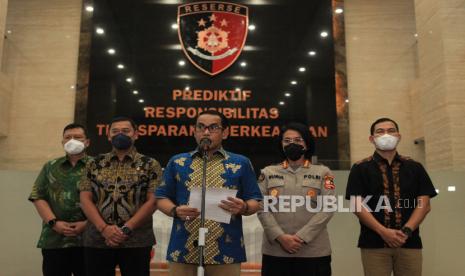 Direktur Tindak Pidana Umum (Dirtipidum) Bareskrim Polri, Brigjen Pol Andi Rian Djajadi (tengah) didampingi Kabag Penum Divisi Humas Polri Kombes Pol Nurul Azizah (kedua kanan) dan jajaran menyampaikan keterangan kepada wartawan terkait kasus penghentian laporan dugaan pelecehan terhadap Putri Candrawathi di Bareskrim, Mabes Polri, Jakarta, Jumat (12/8/2022). Penyidik Direktorat Tindak Pidana Umum Bareskrim Polri menghentikan penyidikan kasus dugaan pelecehan terhadap istri Irjen Pol Ferdy Sambo, Putri Candrawathi dengan terlapor Brigadir J dan dugaan percobaan pembunuhan yang dilaporkan Briptu Martin Gabe dengan korban Bharada Richard Eliezer atau E dengan terlapor Brigadir Yoshua karena tidak ditemukan peristiwa pidana. 