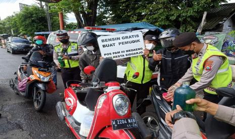 Alhamdulillah, Pemudik di Sidoarjo Dapat BBM Gratis dari Polisi