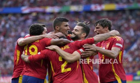 Pemain Spanyol Dani Carvajal melakukan selebrasi bersama rekan timnya seusai mencetak gol pada pertandingan grup B UEFA EURO 2024 antara Spanyol dan Kroasia di Berlin, Jerman, Sabtu (15/6/2024). Spanyol mengalahkan Kroasia dengan skor telak 3-0. Gol Spanyol dicetak Alvaro Morata di menit ke-29, Fabian Ruiz menit ke-32 dan Dani Carvajal menit ke-47.