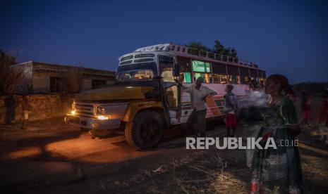  Orang-orang Tigray yang melarikan diri dari konflik di wilayah Tigray Ethiopia, tiba dengan bus di kamp pengungsi Umm Rakouba di Qadarif, Sudan timur, Kamis, 26 November 2020. Perdana menteri Ethiopia mengatakan Kamis bahwa tentara telah diperintahkan untuk bergerak di Tigray yang diperangi ibu kota regional setelah ultimatum 72 jamnya berakhir agar para pemimpin Tigray menyerah, dan dia memperingatkan setengah juta penduduk kota untuk tetap di dalam rumah dan melucuti senjata.