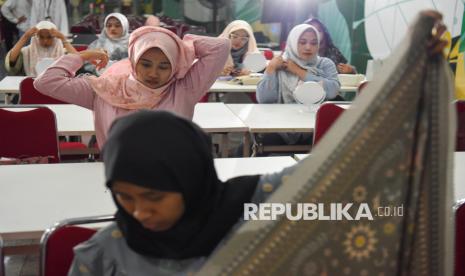 Peserta mengikuti kompetisi menata hijab bertajuk Percantik Hijabmu di Setiap Perjalanan di Stasiun LRT Pegangsaan Dua, Jakarta, Sabtu (15/3/2025). LRT Jakarta bersama merek fashion muslim Authentism menghadirkan pengalaman Ramadhan yang berbeda bagi para pelanggan LRT Jakarta melalui kompetisi menata hijab yang memberikan pengalaman edukatif dan interaktif bagi para peserta dalam mengeksplorasi gaya hijab yang nyaman sesuai dengan karakter masing-masing. 