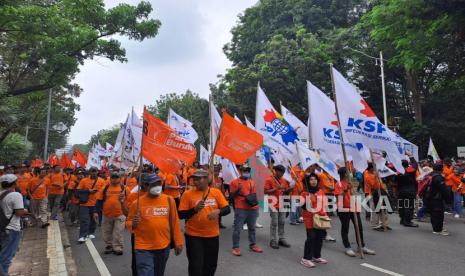 Massa aksi Hari Buruh atau May Day berkumpul di Jalan Medan Merdeka Selatan, Jakarta Pusat, Senin (1/5/2023) pagi. 