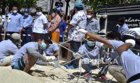 Menteri Kelautan dan Perikanan Edhy Prabowo (kiri) meninjau proses penanaman terumbu karang oleh masyarakat. (ilustrasi)