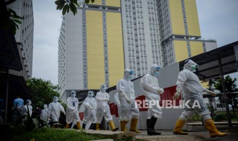 Tenaga kesehatan bersiap melakukan perawatan pasien Covid-19 di Rumah Sakit Darurat (RSD) Covid-19 Wisma Atlet, Jakarta, Jumat (22/1). Berdasarkan data per Jumat (22/1) pukul 08.00 WIB, RSD Wisma Atlet saat ini merawat 4.935 pasien Covid-19 dari jumlah tempat tidur sebanyak 5994 atau secara keseluruhan jumlah keterisian tempat tidur mencapai 82,33 persen. Republika/Thoudy Badai