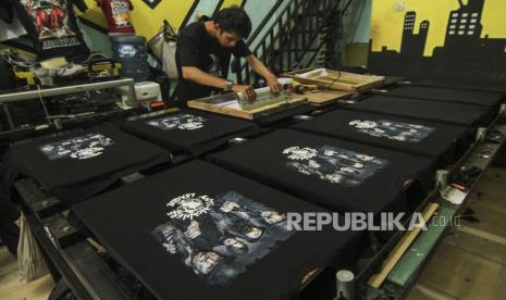 Pekerja menyelesaikan sablon kaos manual di Northink Sablon, Depok, Jawa Barat, Senin (30/11/2020). Pemilik jasa sablon mengatakan biaya sablon manual sebesar Rp 80ribu - Rp.100ribu tergantung tingkat kesulitannya dan usahanya masih mampu bertahan di tengah perkembangan teknologi digital printing dan di masa pandemi Covid-19. 