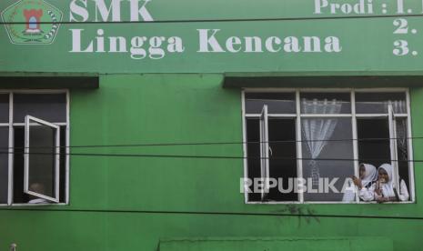 Pelajar melihat suasana jalan dari jendela di SMK Lingga Kencana, Depok, Jawa Barat, Senin (13/5/2024). Pasca kecelakaan bus rombongan pelajar di Ciater, Subang, Jawa Barat, yang menewaskan 11 orang tersebut, sekolah itu tetap melaksanakan kegiatan belajar mengajar seperti biasa meskipun sedang dalam masa berkabung.