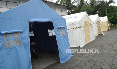 Tenda pengungsi didirikan di halaman Balai Desa Mardikorejo, Sleman, Yogyakarta, Senin (14/12). Lima tenda  dan satu gedung serbaguna disiapkan untuk barak pengungsian penyangga bagi warga di KRB Gunung Merapi. Nantinya, tempat pengungsian ini akan membantu Barak Pengungsian Wonokerto jika penuh.